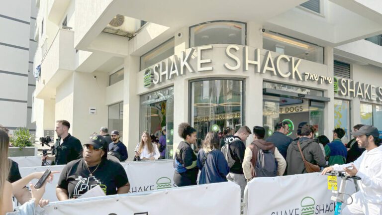 Storefront of a burger restaurant in Tel Aviv with Hebrew signage